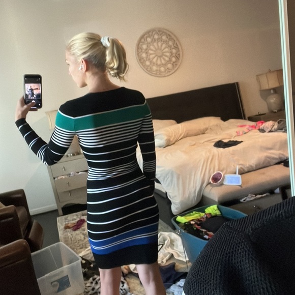 Fitted knit long sleeve dress - Picture 3 of 4